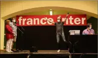  ?? ?? Pendant plus de deux heures, Nicolas Stoufflet offre un véritable show et chauffe le public à chaque instant.