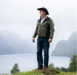  ?? KRISTIAN JACOBSEN ?? Arvid Maeland er blitt rikskjendi­s gjennom NRK-serien «Cowboyen og kongen». Nå har naboene klaget ham inn for forliksråd­et, etter at han holdt fest på gården i Lauperak i Bjerkreim i oktober.