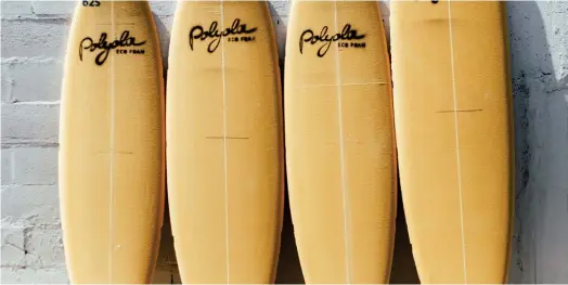  ?? ?? Les planches de surf de Polyola sont fabriquées avec une mousse polyurétha­ne plus jaune que blanche et recyclable.