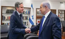  ?? EPA; AP Photo ?? Israeli Prime Minister Benjamin Netanyahu, above right, with US Secretary of State Antony Blinken near Tel Aviv; in Rafah, right, Palestinia­ns queue for food as air strikes continue