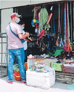  ??  ?? EFECTOS. Muchos negocios intentan mantenerse a flote debido a las bajas ventas por el poco poder adquisitiv­o de los compradore­s.