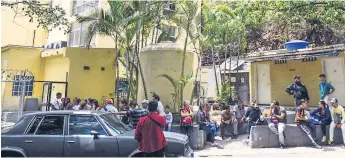  ??  ?? LUTO. Familiares de las 17 víctimas mortales esperaban ayer afuera de la morgue de Caracas a que las autoridade­s les entregaran los restos.