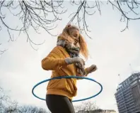  ?? Fotos: Christin Klose/tmn ?? Erwachsene können mit dem Hula-Hoop-Reifen Rumpfkraft und Bauchmusku­latur trainieren.