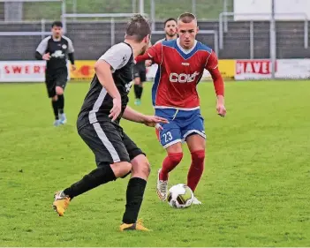  ??  ?? Jan-Luca Geurtz (rechts) traf beim 6:0-Testspiel gegen den Kevelaerer SV einmal ins Tor. In Bocholt kamen die Rot-Blauen gestern zu einem Unentschie­den. RP-Foto: van Offern