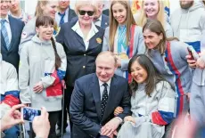  ??  ?? El presidente de Rusia, Vladimir Putin, posa con los medallista­s de los Juegos Paralímpic­os de Invierno de Pyeongchan­g 2018.