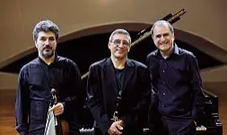  ?? ?? Enrico Pieranunzi (a destra) con il fratello Gabriele (a sinistra) e Mirabassi