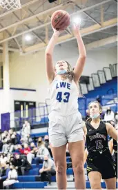  ?? VINCENT D. JOHNSON/DAILY SOUTHTOWN ?? Lincoln-Way East’s Hayven Smith puts up a shot under the basket in overtime.