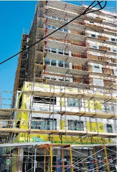  ??  ?? This cost-effective form of medium-rise public housing in a Seattle mixed-income neighbourh­ood, combines five storeys of wood-frame constructi­on above three levels of concrete constructi­on.