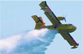  ?? PHOTO AFP ?? Quelque 3900 pompiers et 200 avions sont mobilisés pour combattre les 134 feux qui ravagent les régions sauvages de la province.