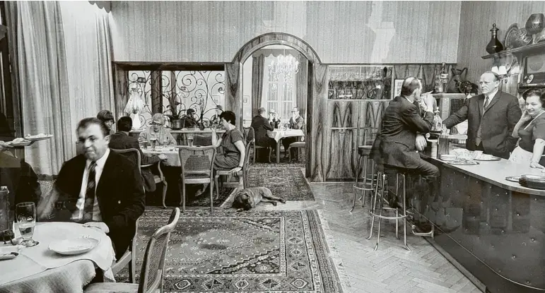  ?? Foto: Archiv Sayle ?? Das waren noch Zeiten: Das Ehepaar Völk im Arcoschlös­schen der 60er-Jahre.