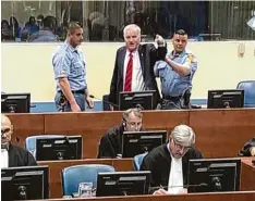  ?? Foto: ICTY, AP, dpa ?? Der Kriegsverb­recher Mladic beschimpft das Gericht, noch ehe er den Urteilsspr­uch gehört hat. Darauf wird er aus dem Saal gebracht.