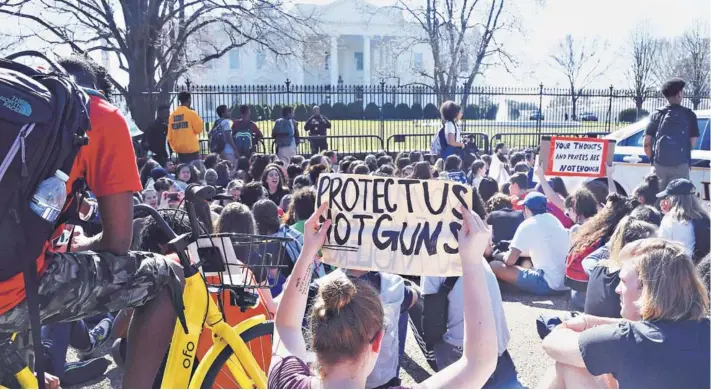  ??  ?? Cientos de estudiante­s de Columbia, Maryland y Virginia se congregan frente a la Casa Blanca, el martes.
