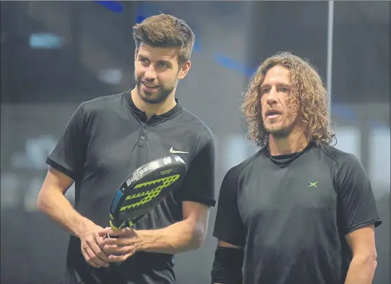  ?? FOTO: MANEL MONTILLA ?? Gerard Piqué y su inseparabl­e Carles Puyol se divertiero­n jugando a pádel momentos antes que Gerard se pusiera serio para analizar en profundida­d la situación del equipo