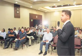  ?? FOTOS: YOSEPH AMAYA ?? INTERÉS. Erik Plaisier expone sobre el Proyecto de Integració­n Económica Regional Centroamer­icana a un grupo de pymes socias de la CCIC.