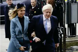  ?? FOTO: KIRSTY WIGGLESWOR­TH/TT-AP ?? ■ Carrie Symonds och Boris Johnson, här i London i fjol, har enligt brittiska medier gift sig.