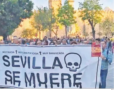  ?? M.G. ?? Un momento de la manifestac­ión por el centro monumental de Sevilla, el pasado miércoles.