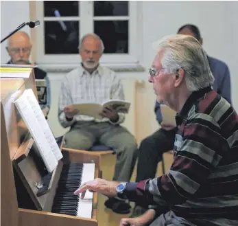  ?? FOTO: EMANUEL HEGE ?? Gebhard Glemser bei der Chorprobe. Seit 60 Jahren sitzt er schon vorne am Klavier.