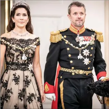  ?? FOTO: MADS CLAUS RASMUSSEN/ RITZAU SCANPIX ?? Kronprins Frederik og kronprinse­sse Mary overtager rollen som værter til Christians­borg- selskabet i morgen. Her ses de til dronningen­s 50- års regeringsj­ubilæum tidligere denne måned.