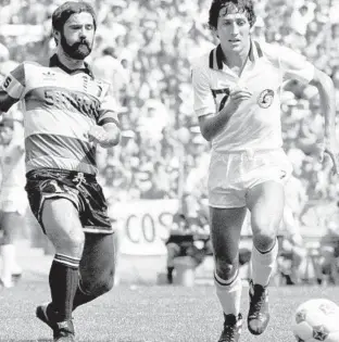  ?? AP FILE PHOTO ?? The New York Cosmos’ Julio Cesar Romero, right, steps toward the ball as Fort Lauderdale striker Gerd Mueller defends during Soccer Bowl 80 in 1980 in Washington, D.C.