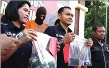  ?? HANUNG HAMBARA/JAWA POS ?? ASUSILA: Kompol Muhammad Harris (tengah) menunjukka­n barang bukti dalam kasus pencabulan anak di Mapolresta Sidoarjo kemarin.