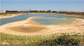  ??  ?? Mnr. Rudi Engelke, groenteboe­r van die Kaapse Vlakte, het sy dreinering­swater in sy besproeiin­gsdamme begin herlei, asook afloopwate­r van die N1-snelweg af in sy damme in herlei om te verseker hy kan aanhou besproei in die droogte.