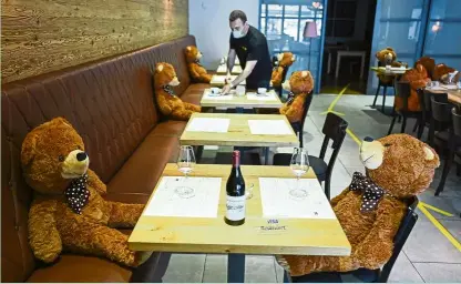  ??  ?? In order to ensure the ordered minimum distance between his guests, restaurant manager Musa Gezer has placed a total of 16 teddy bears at the tables of his restaurant in Germany. — Photos: ap