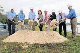  ?? RICARDO RAMIREZ BUXEDA/ORLANDO SENTINEL ?? Sanford, Seminole County and constructi­on officials take part Thursday in a ceremonial groundbrea­king for a $28 million extension of the RiverWalk, starting at Central Florida Regional Hospital.