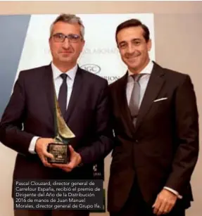  ??  ?? Pascal C louzard, director general de C arrefour España, recibió el premio de D irigente del Año de la D istribució­n 2016 de manos de Juan Manuel Morales, director general de Grupo Ifa.