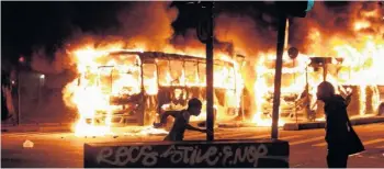  ?? REUTERS ?? El fuego destruyó varios autobuses en las calles céntricas de Río de Janeiro.