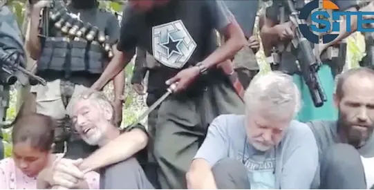  ?? SITE INTELLIGEN­CE GROUP ?? The Abu Sayyaf terrorist group released a video Tuesday demanding more than $100 million for the release of four hostages, including two Canadians — Robert Hall, centre left, and John Ridsdel, centre right — who were kidnapped from a resort in the...