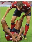  ?? FOTO: STACHE/AFP ?? Bayern-Torschütze Thomas Müller kümmert sich um den verletzten Kingsley Coman.