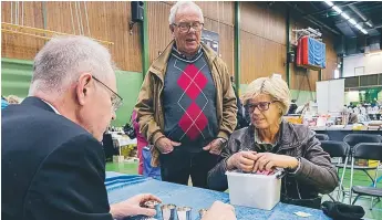  ??  ?? VÄRDERADE. Nina och Roland Sandberg fick fem stycken silverbäga­re värderade av Lars DuRon från Bukowskis.