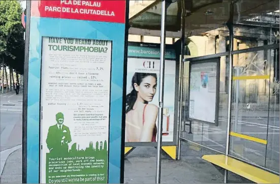  ?? LA VANGUARDIA ?? Advertènci­a. En els últims temps han aparegut en parades del Bus Turístic missatges anònims sobre l’impacte negatiu del turisme