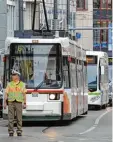  ?? Foto: Annette Zoepf ?? Der Straßenbah­n und Busverkehr muss te länger als geplant unterbroch­en wer den.