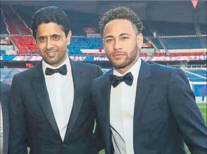  ?? FOTO: PSG ?? Al Khelaifi y Neymar El presidente del PSG no quiere oír hablar del traspaso del brasileño al menos hasta que acabe la próxima temporada