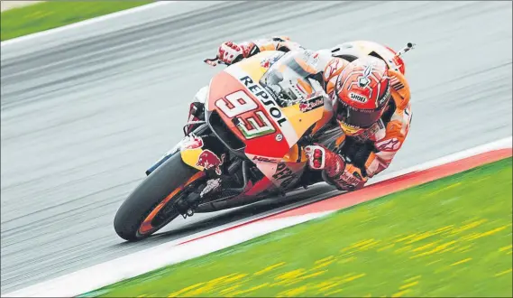  ?? FOTOS: EFE ?? Honda y Ducati parecen destinadas a jugarse la victoria en la carrera de MotoGP en Spielberg; Marc Márquez se llevó la pole por delante de Dovizioso y Lorenzo, mientras Valentino Rossi va a tener que invocar a una nueva remontada desde la tercera fila