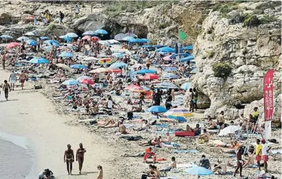  ?? XAVIER CERVERA ?? Turistas en la playa de los Balmins, en Sitges