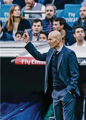  ?? FOTO: DPA ?? „Achtung, meine Herren“, Fingerzeig vom großen Mann: Zinedine Zidane bei der Arbeit als Trainer von Real Madrid.