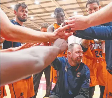  ?? Picture: GETTY IMAGES ?? STAYING FOCUSED: Taipans coach Aaron Fearne, whose contract is nearing its end, speaks to his team during a break in one of their 2017 NBL Blitz matches.