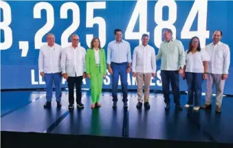  ?? EDDY VITTINI ?? El ministro de Turismo presentó los resultados del primer trimestre en Punta Cana, acompañado de funcionari­os y empresario­s.