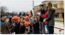  ?? LAWRENCE BUDD/STAFF ?? SPRINGBORO HIGH SCHOOL Junior Riley Weisman (left), with Suhavi Salmon (center) and Ella Bowman, speaks to students in the parking lot.