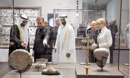  ??  ?? Visita de Estado.
El presidente Macron y su esposa, la semana pasada, en Abu Dhabi.