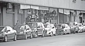  ??  ?? • Los comerciant­es piden el arreglo de calles en Obregón antes de que se haga el cambio de pares viales.