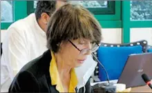  ??  ?? Jeannine Garrabé-Pouget annonçant les indemnités brutes de fonction des responsabl­es du comité syndical, une première.