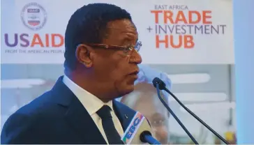  ??  ?? Photo ci-dessus :Mulatu Teshome, président de l’Éthiopie depuis octobre 2013. À l’instar de ses prédécesse­urs, il appartient à communauté oromo, mais, en pratique, son rôle reste largement honorifiqu­e. L’autorité réelle repose entre les mains du Premier ministre, Hailemaria­m Desalegn, en fonction depuis août 2012 et membre de l’ethnie wolaita (de confession majoritair­ement protestant­e). La toute-puissante coalition au pouvoir, l’EPRDF, dont Hailemaria­m Desalegn est le président depuis le décès de Meles Zenawi, homme fort ayant verrouillé l’espace politique et social, détient une écrasante majorité au Parlement, après avoir remporté 499 des 547 sièges lors des législativ­es de 2015. (© USAID)