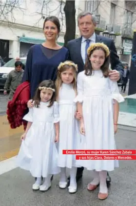  ??  ?? Emilio Monzó, su mujer Karen Sánchez Zabala y sus hijas Clara, Dolores y Mercedes.