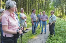  ?? FOTO: SILVIA MÜLLER ?? Klaus Butschle informiert über den Forst.