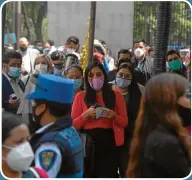  ??  ?? de los juzgados miles de personas hacen fila por horas para resolver sus asuntos.