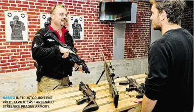  ??  ?? NABITO
INSTRUKTOR JIŘÍ LENZ PŘEDSTAVUJ­E ČÁST ARZENÁLU STŘELNICE PRAGUE ARMORY.