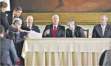  ??  ?? El presidente Mario Abdo (c) observa la firma del contrato de construcci­ón de la Costanera Sur. Fue ayer en Palacio de López.